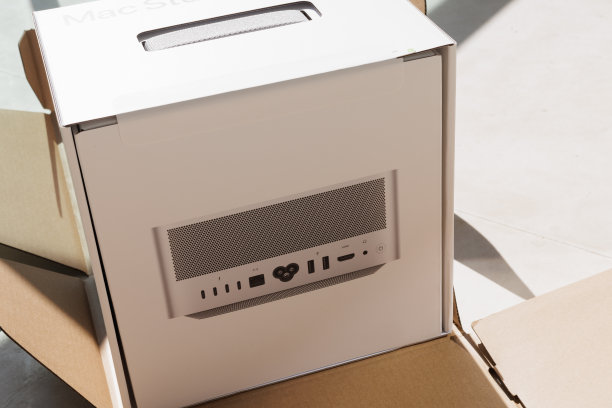 苹果Mac Studio M1 Max和超级芯片处理器。新的Mac工作室开箱图片下载