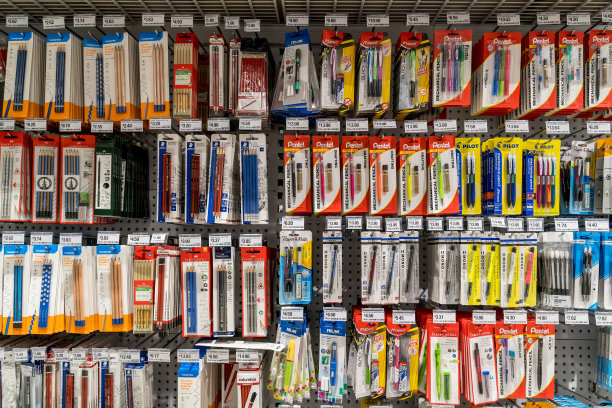 文具店陈列各种钢笔。回学校采购办公用品。图片下载