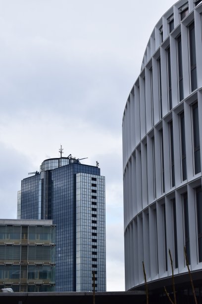 有摩天大楼的大学大楼图片下载