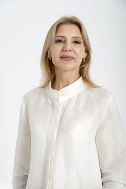 成熟的女人在摄影棚拍摄白底照片。图片下载