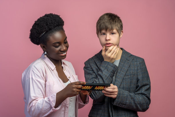 拿着算盘的女人和看着镜头深思的男人图片下载