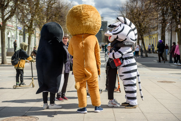 穿着服装的动画师在城市街道上做广告图片下载