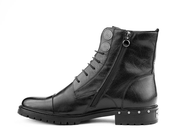 秋季女性黑色皮靴焦特布尔，与枪孤立在白色背景。左边的视图。时尚的鞋。为鞋店概念拍摄照片图片下载