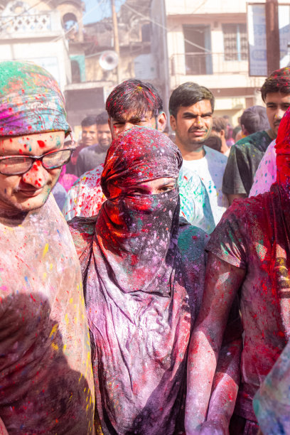 游客在巴尔萨纳神庙庆祝胡里节图片下载