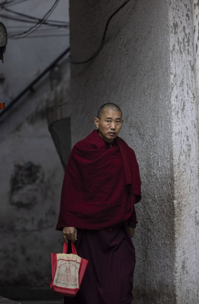 新德里的一位西藏僧侣图片下载