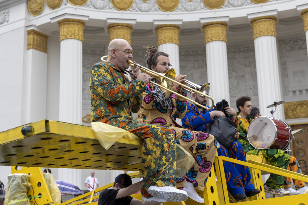 俄罗斯第一个旅游节——“大蕉”，在VDNH公园表演的街头剧团和他们的游行图片下载