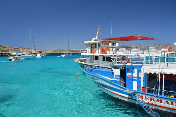 游船停泊在科米诺岛的蓝礁湖图片下载