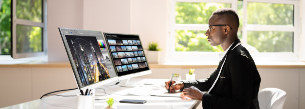 设计师在电脑上编辑照片图片下载