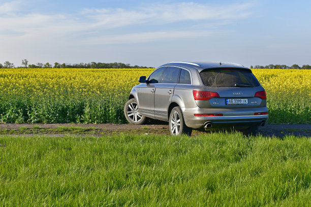奥迪Q7越野车图片下载