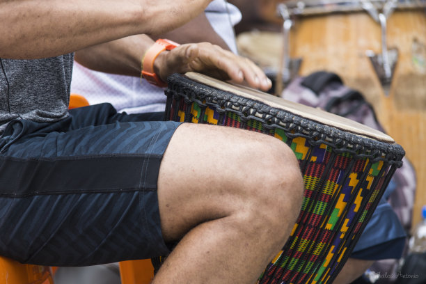 在萨尔瓦多佩洛里尼奥，巴伊亚的梅斯特国王舞蹈节的最后一堂课上，音乐家们正在演奏乐器。图片下载