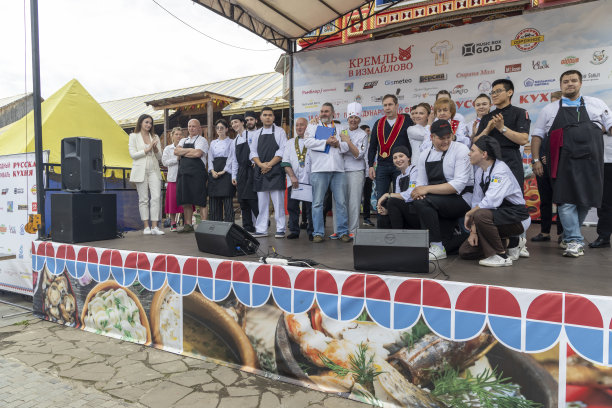 第四届国际“俄罗斯美食节”——2022年，在伊兹马洛沃的克里姆林宫举行。开幕当天，艺术节参加者在舞台上表演图片下载