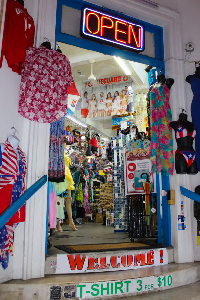 波多黎各圣胡安街头商店的彩色衬衫图片下载