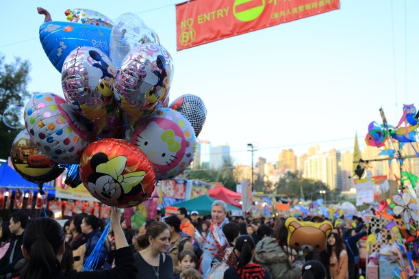 位于铜锣湾维多利亚公园的农历新年街市图片下载