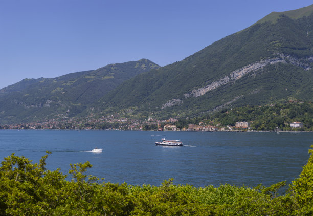 在科莫湖岸边的梅尔齐别墅公园里图片下载