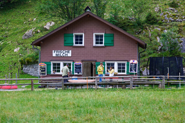 农舍Seealpsee，出售自制农场牛奶，青柠花茶和酸奶奶昔，年轻夫妇喝牛奶，白天图片下载