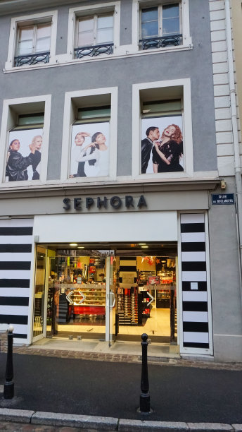 各种颜色的唇膏在丝芙兰，丝芙兰是一个法国品牌和化妆品连锁店图片下载