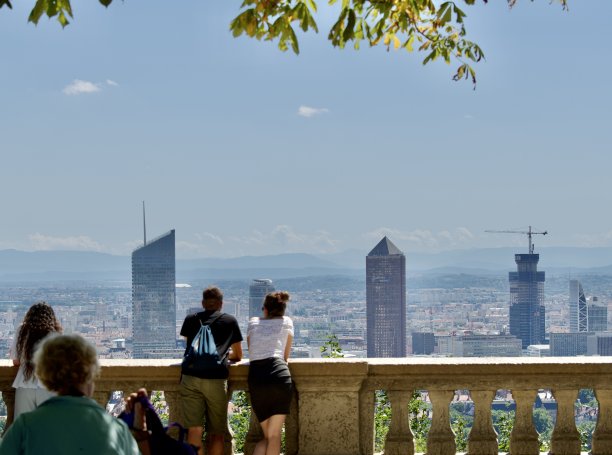 游客们正在欣赏里昂城图片下载