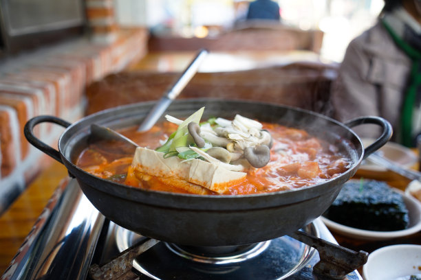 韩国传统食品泡菜火锅的照片图片下载