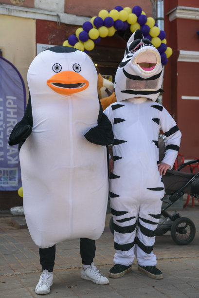 穿着服装的动画师在城市街道上做广告图片下载