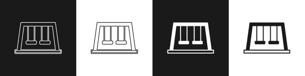 在操场上为孩子们的夏季游戏设置秋千图片下载