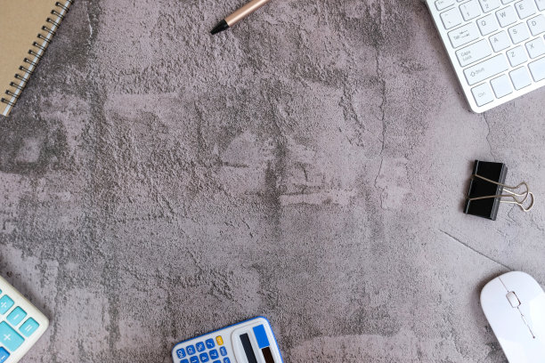 一张办公室桌子的顶部照片。空白笔记本电脑、办公材料、铅笔和办公用品。顶部视图与复制空间，平面布局。图片下载