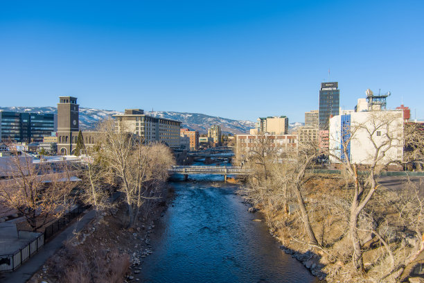 从空中俯瞰流过里诺市区的特拉基河。图片下载