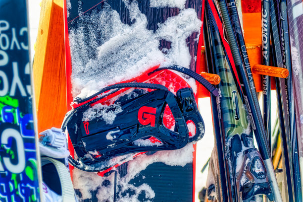 奥地利纳斯菲尔德，雪上滑雪装备在休息期间留在雪地里。图片下载