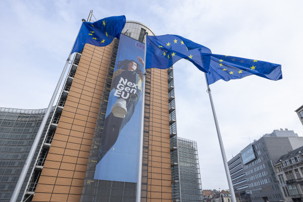 欧洲旗帜在欧盟委员会前飘扬图片下载