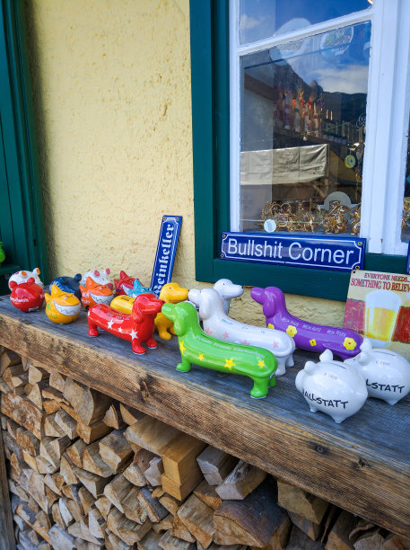 哈尔斯塔特的纪念品商店。柜台上摆放着五颜六色的动物小雕像储蓄罐。垂直的。图片下载