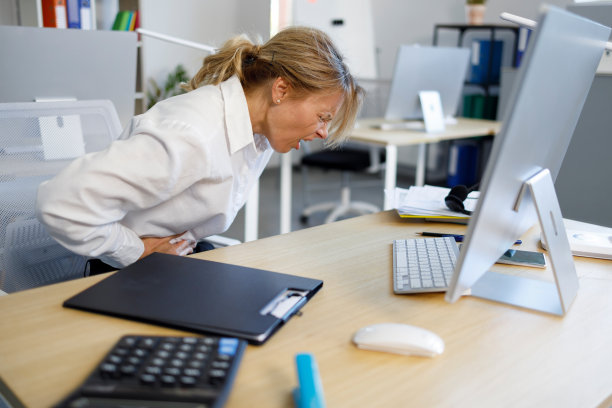女商人有难以忍受的胃痛图片下载