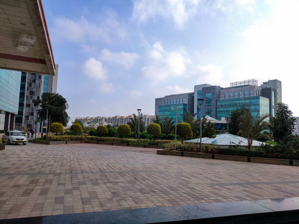 信息技术公司或信息技术公司的库存照片。在印度班加罗尔，有维护良好的花园和草坪的高大和现代建筑结构。图片下载