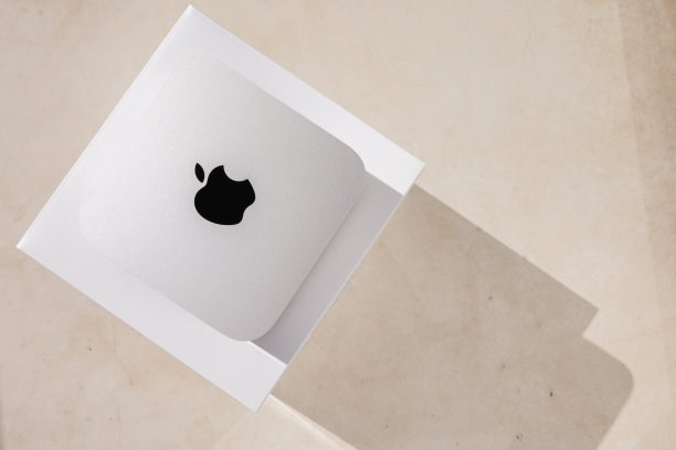 苹果Mac Studio M1 Max和超级芯片处理器。新的Mac工作室开箱图片下载