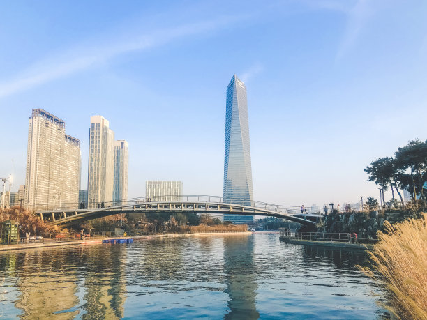 仁川中央公园的秋天。湖下的高楼。韩国图片下载