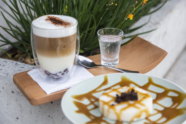 浓缩咖啡加牛奶和木薯派图片下载