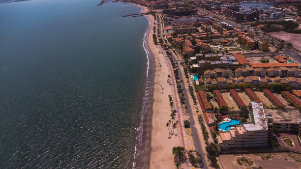 从无人机的航拍照片，从不同的角度和地方拍摄阴天的海滩，这些照片的基调都是温暖的图片下载