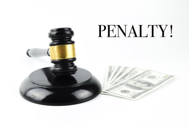 法官用木槌和钞票在白色背景上写着罚款!图片下载