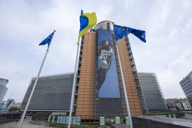 乌克兰国旗和欧洲国旗悬挂在欧盟委员会前图片下载