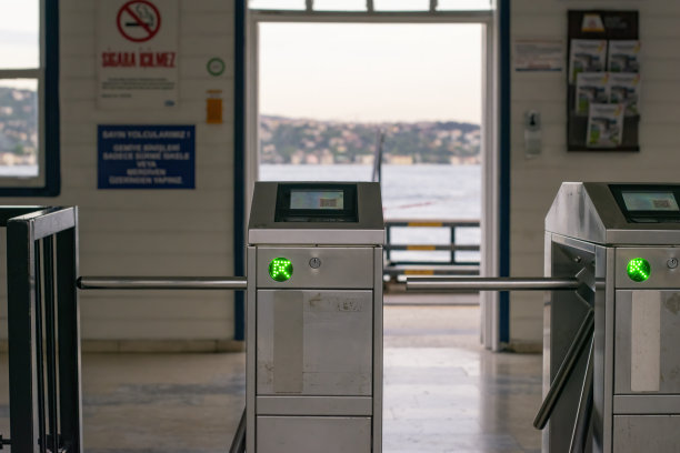在Arnavutköy上付费的渡轮登机门图片下载