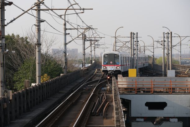 上海地铁地铁列车在轨道上。图片下载