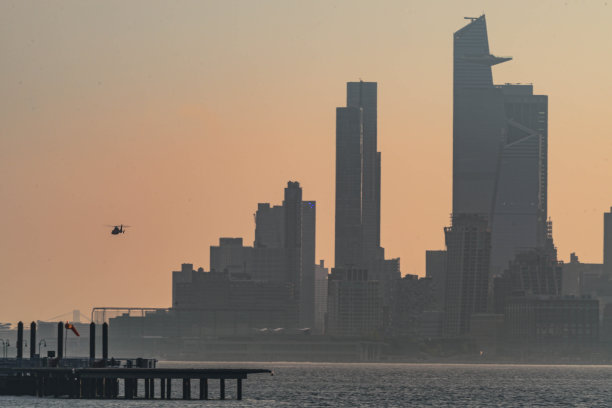 纽约曼哈顿剪影天际线，清晨日出的天空，旅游主题背景，横幅纹理照片图片下载
