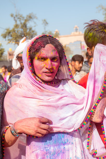 游客在巴尔萨纳神庙庆祝胡里节图片下载