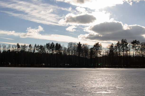 冰的边缘在沙滩上的沙子图片下载