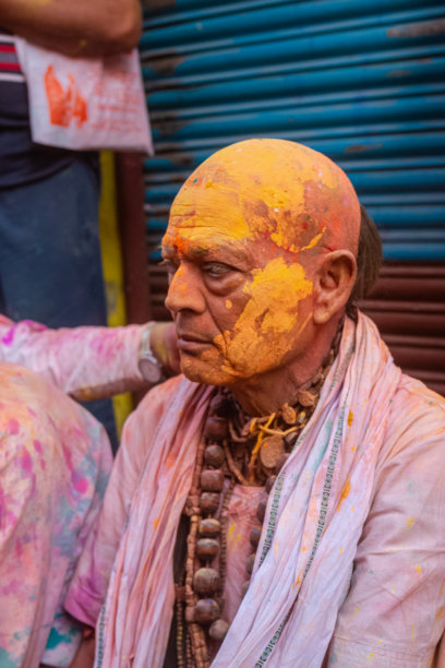 游客在巴尔萨纳神庙庆祝胡里节图片下载