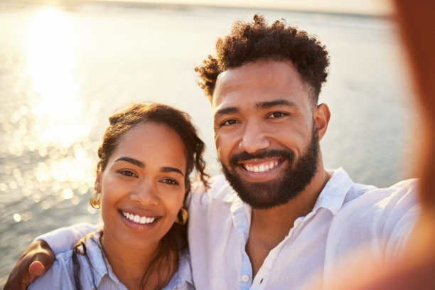 一对情侣在沙滩上自拍的照片图片下载