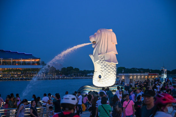 鱼尾狮公园，新加坡夜晚的标志性雕像图片下载
