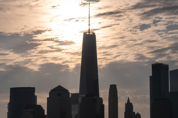 纽约曼哈顿剪影天际线，清晨日出的天空，旅游主题背景，横幅纹理照片图片下载