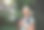 一位成熟的白人女性在徒步旅行时用相机拍照。一名老年女性在户外远足时使用无线数码相机拍摄自然照片图片下载
