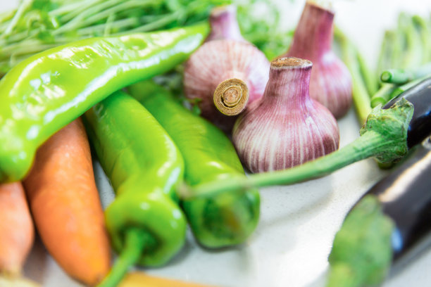 创造性的形象。准备饭菜与各种新鲜蔬菜在您的厨房柜台在城市家庭库存的照片图片下载