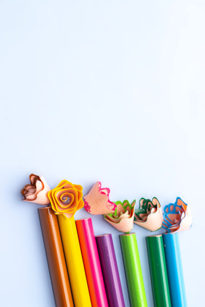 铅笔屑花形状和彩色铅笔在背景。模拟文本空间。艺术商店，商店，回到学校的概念。水平或垂直的照片。图片下载