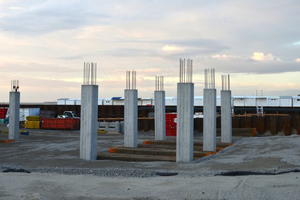 跟进工作，整修布兰肯伯格码头图片下载